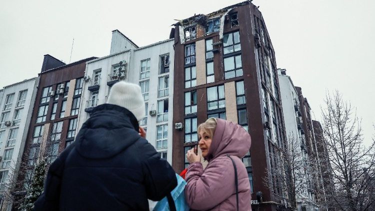 Moradores reagem ao lado de um pr&eacute;dio de apartamentos atingido por drones russos durante a noite na cidade de Bilohorodka, em meio ao ataque da R&uacute;ssia &agrave; Ucr&acirc;nia, na regi&atilde;o de Kiev, Ucr&acirc;nia, em 28 de janeiro de 2026. REUTERS/Alina Smutko