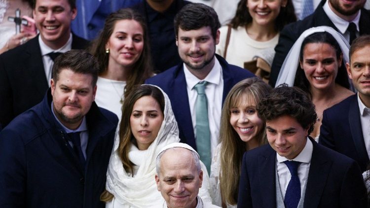 Egy&uuml;tt az &uacute;jh&aacute;zasokkal