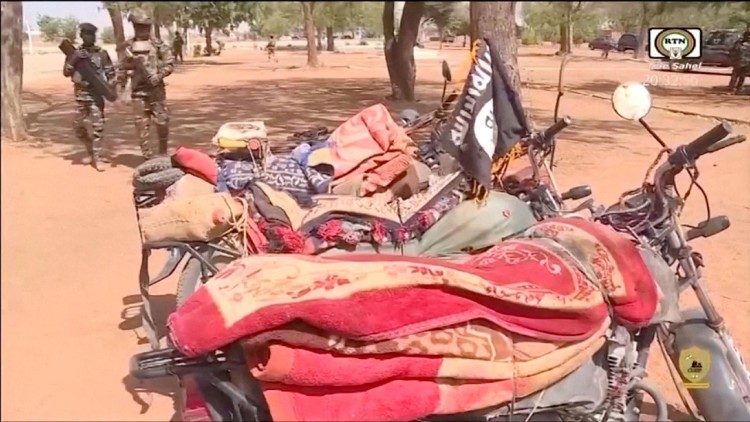 Membros do exército nigerino caminham perto das motocicletas apreendidas dos agressores, após um ataque ao Aeroporto Internacional de Niamey, em Niamey, Níger, em 29 de janeiro de 2026.