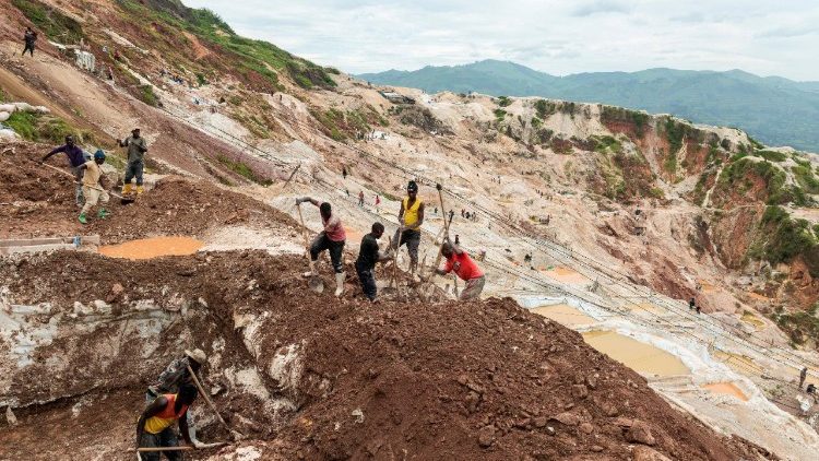 Artisanal miners dig at the Rubaya coltan mine (file photo)