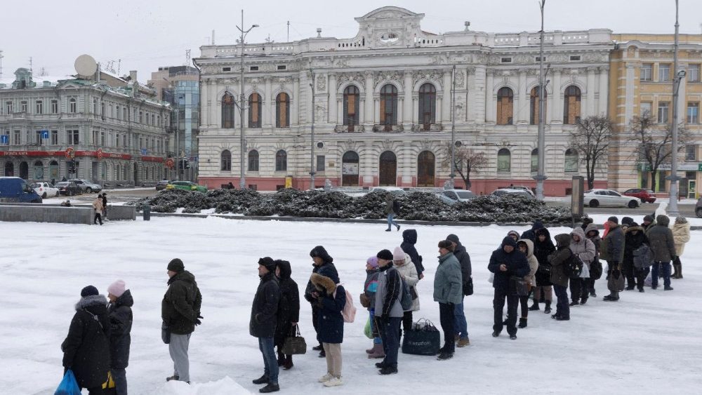 Pessoas fazem fila em um ponto de ônibus em meio a temperaturas abaixo de zero, em Kharkiv, Ucrânia, em 31 de janeiro de 2026, em meio ao ataque da Rússia à Ucrânia. REUTERS/Thomas Peter