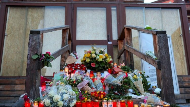 Flores y velas en un memorial improvisado frente al "bar Le Constellation" casi un mes después de un incendio mortal durante una fiesta de Año Nuevo, en la exclusiva estación de esquí de Crans-Montana, Suiza, el 31 de enero de 2026.