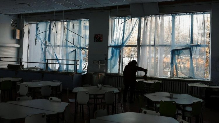 Um funcion&aacute;rio da escola limpa o interior de um pr&eacute;dio escolar danificado durante um ataque de drone russo a um pr&eacute;dio de apartamentos pr&oacute;ximo &agrave; escola, em meio ao ataque da R&uacute;ssia &agrave; Ucr&acirc;nia, em Kiev, Ucr&acirc;nia, em 3 de fevereiro de 2026. REUTERS/Valentyn Ogirenko