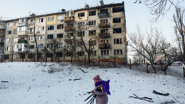 Uma funcion&aacute;ria escolar caminha perto do local de um pr&eacute;dio de apartamentos atingido por um ataque de drone russo, em meio ao ataque da R&uacute;ssia &agrave; Ucr&acirc;nia, em Kiev, Ucr&acirc;nia, em 3 de fevereiro de 2026.