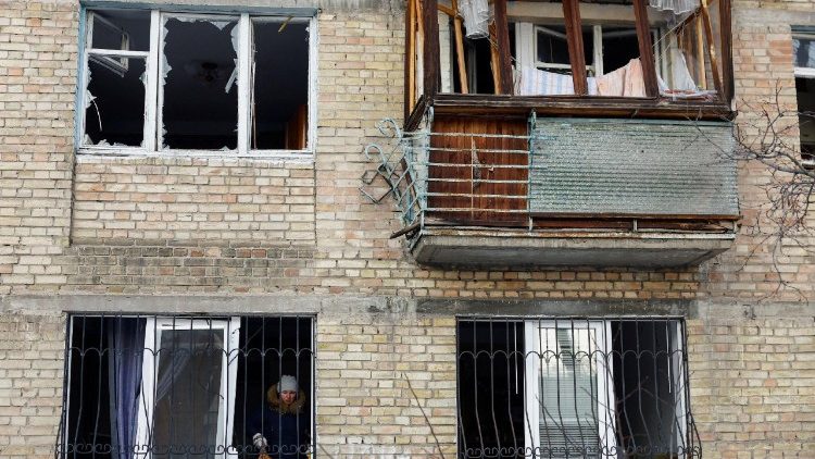 Um morador limpa os destro&ccedil;os dentro de um pr&eacute;dio de apartamentos atingido por um ataque de drone russo, em meio ao ataque da R&uacute;ssia &agrave; Ucr&acirc;nia, em Kiev, Ucr&acirc;nia, em 3 de fevereiro de 2026. REUTERS/Valentyn Ogirenko