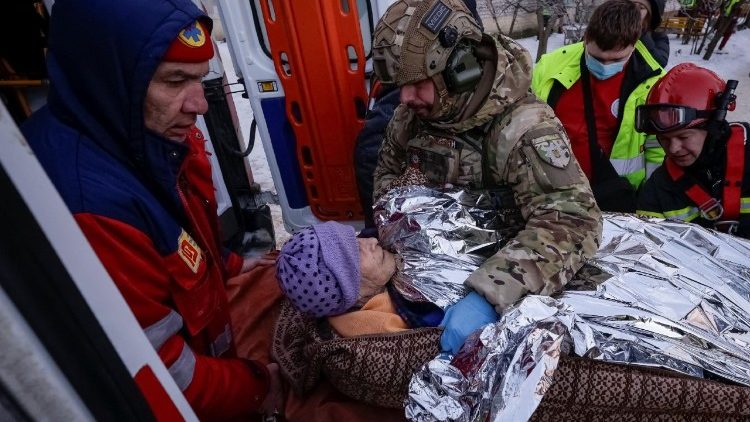 Equipes m&eacute;dicas, socorristas e policiais evacuam um morador de um pr&eacute;dio atingido por um ataque de drone russo, em meio ao ataque da R&uacute;ssia &agrave; Ucr&acirc;nia, em Kharkiv, Ucr&acirc;nia, em 3 de fevereiro de 2026. REUTERS/Sofia Gatilova