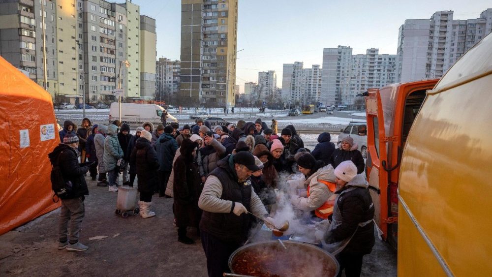 Funcionários da World Central Kitchen distribuem sopa gratuita em um bairro que sofre com cortes de energia e aquecimento após recentes ataques russos à infraestrutura civil da Ucrânia, em temperaturas abaixo de zero, em Kiev, Ucrânia, em 3 de fevereiro de 2026. REUTERS/Thomas Peter