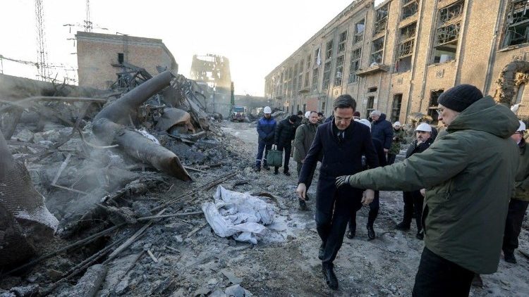 Il segretario generale della Nato, Mark Rutte, ieri in visita in Ucraina in una delle aree colpite dai raid russi ripresi dopo la tregua