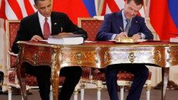 2010: Die damaligen Präsidenten der USA und Russlands, Obama und Medwedew, unterzeichnen den New-START-Vertrag