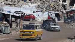 Alcuni veicoli attraversano le strade devastate di Gaza City