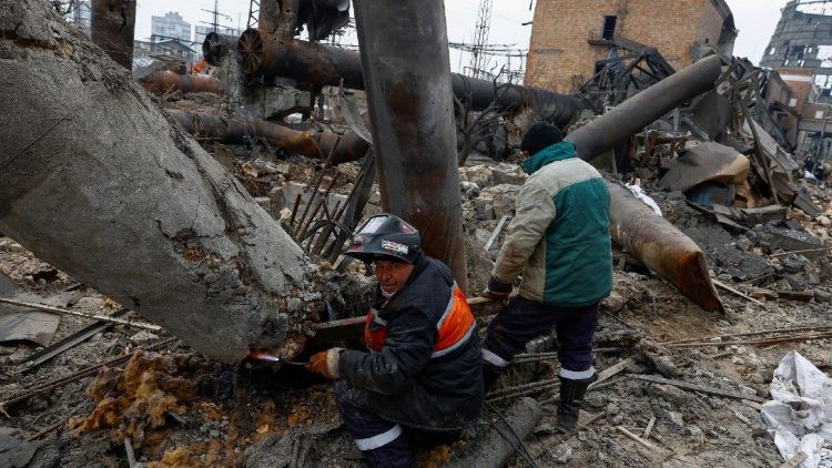 Oper&aacute;rios cortam um cano em um complexo da Usina Termel&eacute;trica de Darnytsia, que foi severamente danificada por recentes ataques russos com m&iacute;sseis e drones, em meio ao ataque da R&uacute;ssia &agrave; Ucr&acirc;nia, em Kiev, Ucr&acirc;nia, em 4 de fevereiro de 2026. REUTERS/Valentyn Ogirenko