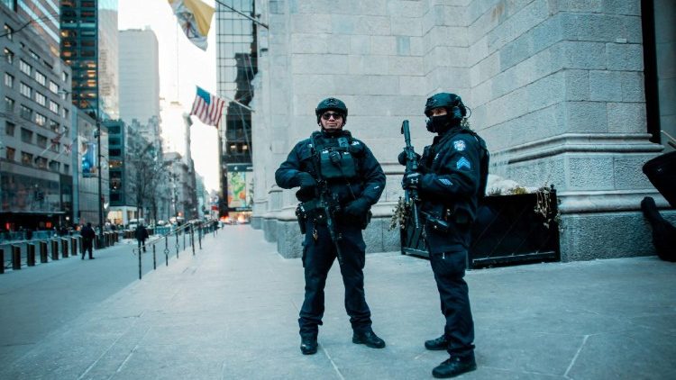 Паліцэйскія Нью-Ёрка ля архікатэдры святога Патрыка