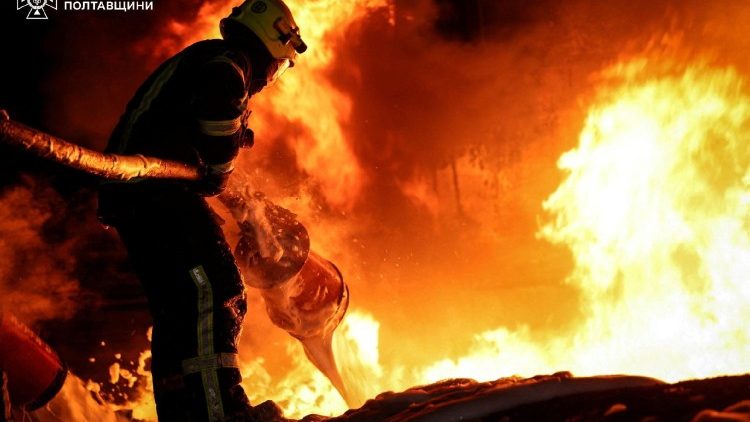 Um bombeiro trabalha no local de uma empresa industrial atingida por ataques de drones russos durante a noite, em meio ao ataque da R&uacute;ssia &agrave; Ucr&acirc;nia, na regi&atilde;o de Poltava, Ucr&acirc;nia, em 6 de fevereiro de 2026. Servi&ccedil;o de imprensa do Servi&ccedil;o Estatal de Emerg&ecirc;ncia da Ucr&acirc;nia na regi&atilde;o de Poltava/Divulga&ccedil;&atilde;o via REUTERS