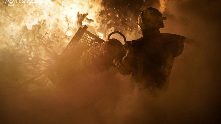 Um bombeiro trabalha no local de uma empresa industrial atingida por ataques de drones russos durante a noite, em meio ao ataque da R&uacute;ssia &agrave; Ucr&acirc;nia, na regi&atilde;o de Poltava, Ucr&acirc;nia, em 6 de fevereiro de 2026. Servi&ccedil;o de imprensa do Servi&ccedil;o Estatal de Emerg&ecirc;ncia da Ucr&acirc;nia na regi&atilde;o de Poltava/Divulga&ccedil;&atilde;o via REUTERS