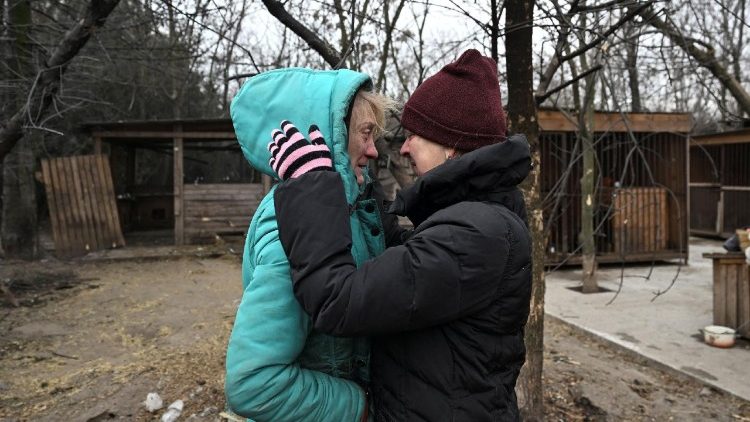 As lágrimas de voluntárias em um complexo de um abrigo de animais atingido por um ataque de drone russo durante a noite em Zaporizhzhia, Ucrânia, em 6 de fevereiro de 2026. REUTERS/Stringer