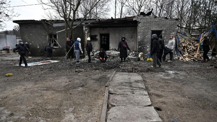 Volunt&aacute;rios removem destro&ccedil;os em um complexo de um abrigo de animais atingido por um ataque de drone russo durante a noite, em meio ao ataque da R&uacute;ssia &agrave; Ucr&acirc;nia, em Zaporizhzhia, Ucr&acirc;nia, em 6 de fevereiro de 2026. REUTERS/Stringer