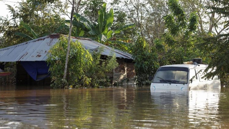 Un'abitazione sommersa dopo le inondazioni in Colombia
