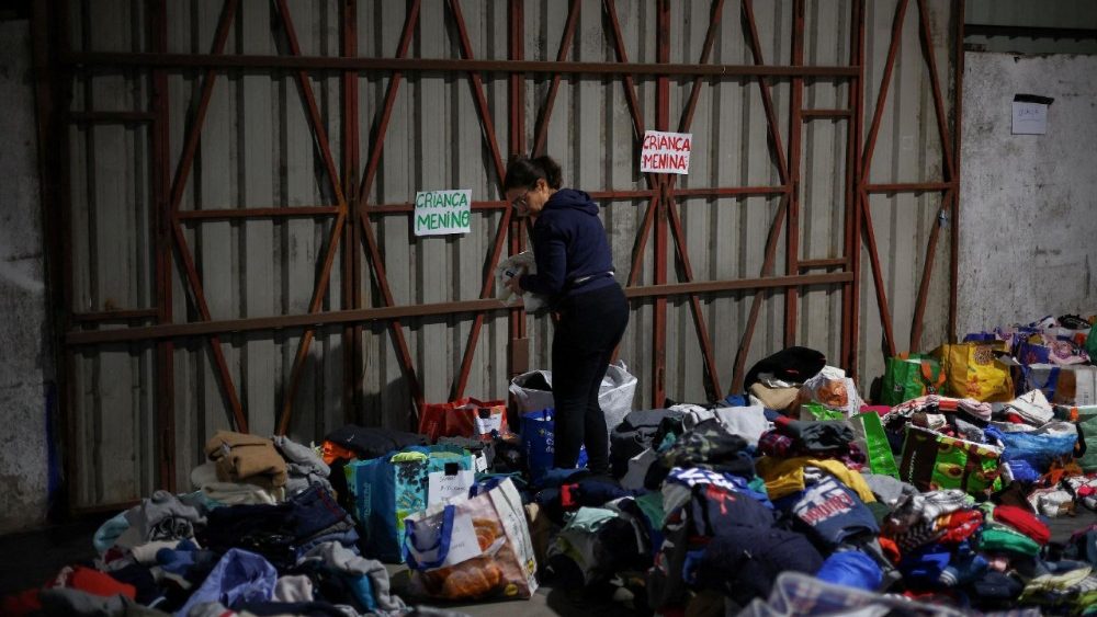 Voluntários reúnem e selecionam doações para as vítimas da tempestade Leonardo, que atingiu Alcácer do Sal, Portugal, em 6 de fevereiro de 2026. REUTERS/Pedro Nunes