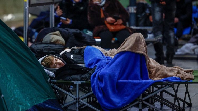 Pessoas se abrigam dentro de uma esta&ccedil;&atilde;o de metr&ocirc; durante um ataque noturno russo com m&iacute;sseis e drones, em meio &agrave; ofensiva da R&uacute;ssia contra a Ucr&acirc;nia, em Kiev, Ucr&acirc;nia, em 7 de fevereiro de 2026. REUTERS/Alina Smutko