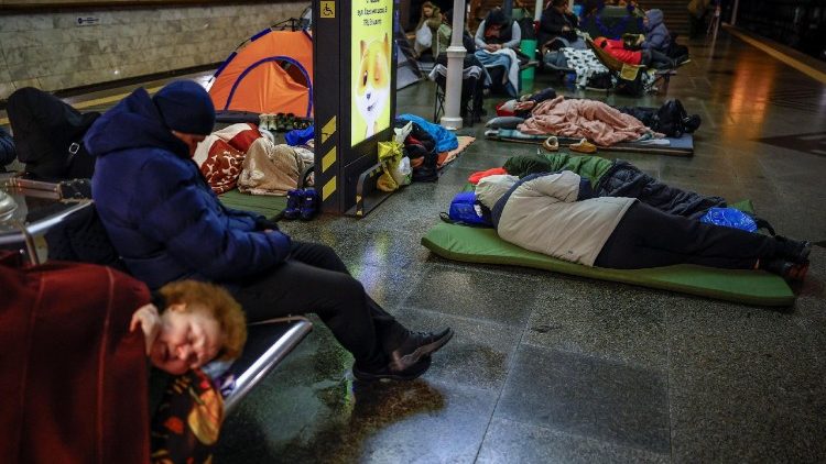 Pessoas dormem enquanto se abrigam dentro de uma esta&ccedil;&atilde;o de metr&ocirc; durante um ataque noturno russo com m&iacute;sseis e drones, em meio &agrave; ofensiva da R&uacute;ssia contra a Ucr&acirc;nia, em Kiev, Ucr&acirc;nia, em 7 de fevereiro de 2026. REUTERS/Alina Smutko