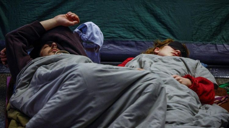 Pessoas dormem enquanto se abrigam dentro de uma esta&ccedil;&atilde;o de metr&ocirc; durante um ataque noturno russo com m&iacute;sseis e drones, em meio &agrave; ofensiva da R&uacute;ssia contra a Ucr&acirc;nia, em Kiev, Ucr&acirc;nia, em 7 de fevereiro de 2026. REUTERS/Alina Smutko