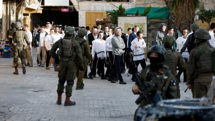 Coloni israeliani a Hebron in Cisgiordania (Reuters)