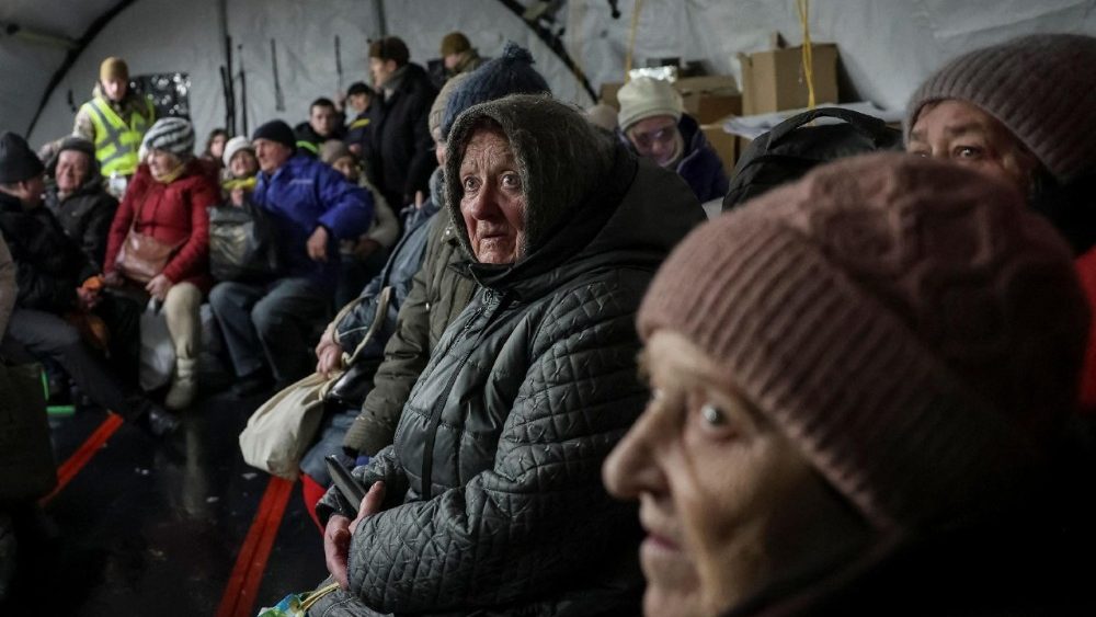 Moradores aguardam refeições quentes dentro de uma tenda em um ponto de ajuda humanitária administrado pelo governo, onde as pessoas podem se aquecer, carregar seus dispositivos, tomar bebidas quentes e receber apoio psicológico, durante um apagão após infraestruturas civis críticas terem sido atingidas por recentes ataques de mísseis e drones russos, em meio ao ataque da Rússia à Ucrânia, em Kiev, Ucrânia, 7 de fevereiro de 2026. REUTERS/Anatolii Stepanov