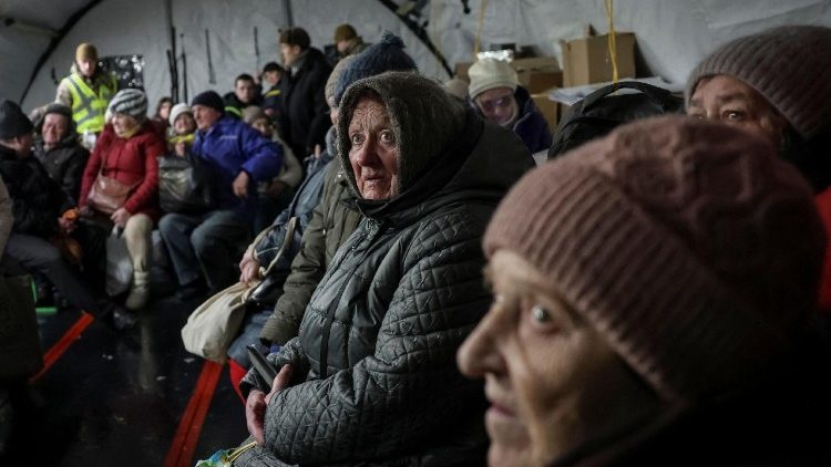 Moradores aguardam refei&ccedil;&otilde;es quentes dentro de uma tenda em um ponto de ajuda humanit&aacute;ria administrado pelo governo, onde as pessoas podem se aquecer, carregar seus dispositivos, tomar bebidas quentes e receber apoio psicol&oacute;gico, durante um apag&atilde;o ap&oacute;s infraestruturas civis cr&iacute;ticas terem sido atingidas por recentes ataques de m&iacute;sseis e drones russos, em meio ao ataque da R&uacute;ssia &agrave; Ucr&acirc;nia, em Kiev, Ucr&acirc;nia, 7 de fevereiro de 2026. REUTERS/Anatolii Stepanov