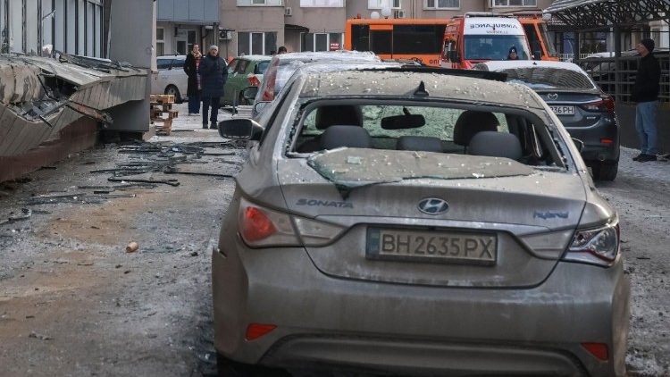 Moradores observam carros danificados no local de um ataque de drone russo, em meio ao ataque da R&uacute;ssia &agrave; Ucr&acirc;nia, em Odessa, Ucr&acirc;nia, 9 de fevereiro de 2026. REUTERS/Nina Liashonok