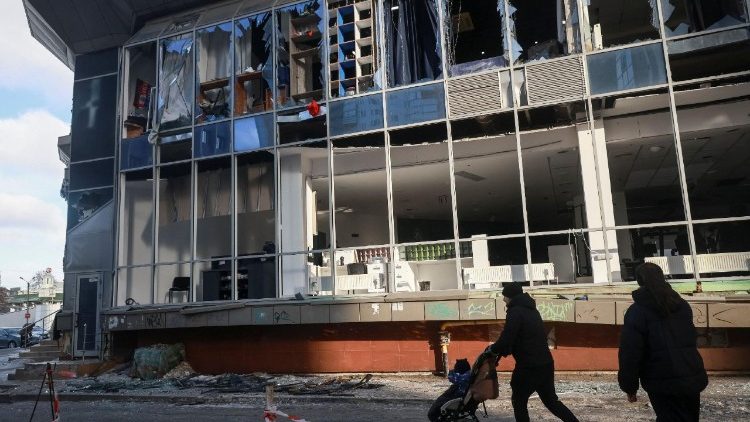 Moradores caminham perto de um pr&eacute;dio atingido por um ataque de drone russo, em meio ao ataque da R&uacute;ssia &agrave; Ucr&acirc;nia, em Odessa, Ucr&acirc;nia, 9 de fevereiro de 2026. REUTERS/Nina Liashonok