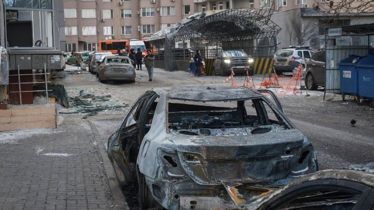 Carros danificados no local de um ataque de drone russo, em meio ao ataque da R&uacute;ssia &agrave; Ucr&acirc;nia, em Odessa, Ucr&acirc;nia, 9 de fevereiro de 2026. REUTERS/Nina Liashonok