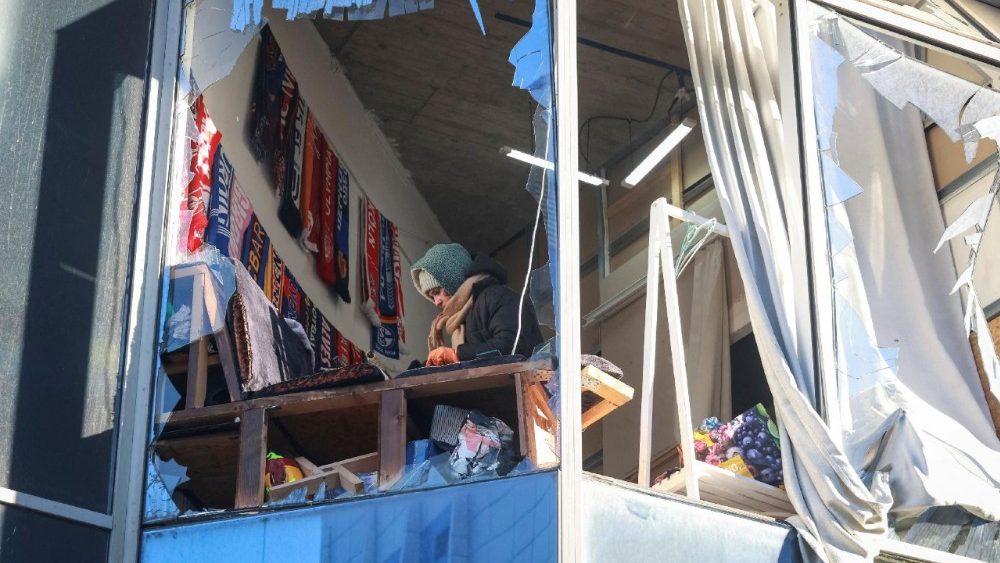 Uma mulher aparece em uma janela quebrada de um prédio atingido por um ataque de drone russo, em meio ao ataque da Rússia à Ucrânia, em Odessa, Ucrânia, 9 de fevereiro de 2026. REUTERS/Nina Liashonok T