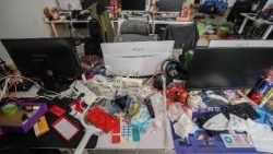 Come racconta padre Kizito, sono centinaia gli schermi in una sola stanza in cui si ritrovano a lavorare queste persone