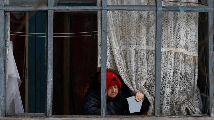 Moradora remove cacos de vidro de uma janela quebrada de sua varanda, danificada durante ataques noturnos de drones e m&iacute;sseis russos, em meio ao ataque da R&uacute;ssia &agrave; Ucr&acirc;nia, em Kiev, Ucr&acirc;nia, 12 de fevereiro de 2026. REUTERS/Valentyn Ogirenko