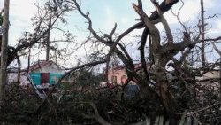 Papa: Aproape de Madagascar, lovit de cicloane