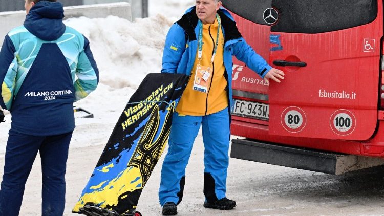Jogos Ol&iacute;mpicos de Mil&atilde;o-Cortina 2026 - Skeleton - A presidente do COI, Kirsty Coventry, se re&uacute;ne com o atleta de skeleton ucraniano Vladyslav Heraskevych - Centro de Esportes de Deslizamento de Cortina, Cortina d'Ampezzo, It&aacute;lia - 12 de fevereiro de 2026. Mykhailo Heraskevych, pai e treinador de Vladyslav Heraskevych, antes de sua reuni&atilde;o agendada com a presidente do COI, Kirsty Coventry, sobre a poss&iacute;vel desclassifica&ccedil;&atilde;o por usar um capacete em homenagem aos atletas que morreram no ataque da R&uacute;ssia &agrave; Ucr&acirc;nia. REUTERS/Jennifer Lorenzini