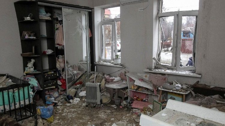 Interior de um quarto infantil danificado, em uma casa atingida por um ataque de drone russo, em meio ao ataque da R&uacute;ssia &agrave; Ucr&acirc;nia, em Dnipro, Ucr&acirc;nia, 12 de fevereiro de 2026. REUTERS/Stringer