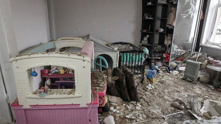 Interior de um quarto infantil danificado, em uma casa atingida por um ataque de drone russo, em meio ao ataque da R&uacute;ssia &agrave; Ucr&acirc;nia, em Dnipro, Ucr&acirc;nia, 12 de fevereiro de 2026. REUTERS/Stringer