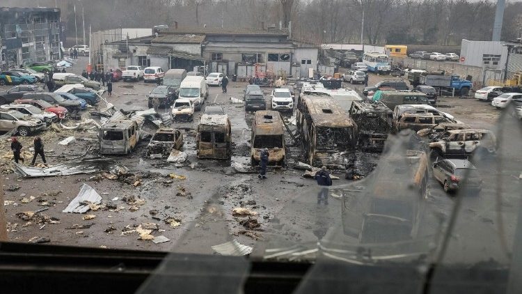 Carros danificados no local de um ataque de drone russo, em meio ao ataque da R&uacute;ssia &agrave; Ucr&acirc;nia, em Odessa, Ucr&acirc;nia, 13 de fevereiro de 2026. REUTERS/Nina Liashonok
