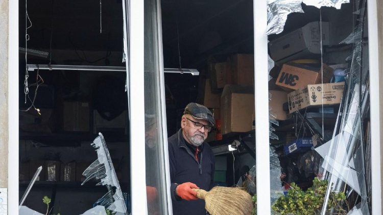 Um homem remove cacos de vidro da janela de um pr&eacute;dio danificado por um ataque de drone russo, em meio ao ataque da R&uacute;ssia &agrave; Ucr&acirc;nia, em Odessa, Ucr&acirc;nia, em 13 de fevereiro de 2026. REUTERS/Nina Liashonok