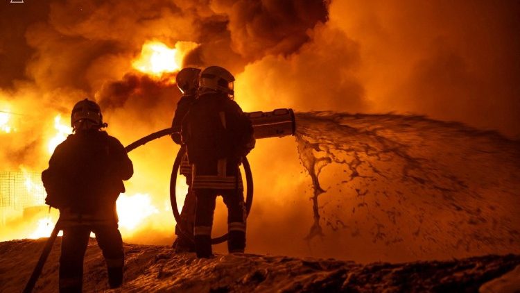 Bombeiros trabalham no local de uma instala&ccedil;&atilde;o de infraestrutura ferrovi&aacute;ria atingida durante ataques noturnos de drones russos, em meio ao ataque da R&uacute;ssia &agrave; Ucr&acirc;nia, em Odessa, Ucr&acirc;nia, em 15 de fevereiro de 2026. Servi&ccedil;o de imprensa do Servi&ccedil;o Estatal de Emerg&ecirc;ncia da Ucr&acirc;nia na regi&atilde;o de Odessa/Divulga&ccedil;&atilde;o via REUTERS