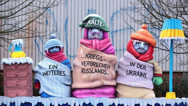 Um carro aleg&oacute;rico com a mensagem "Mais um crime de guerra russo na Ucr&acirc;nia", no dia do tradicional desfile de carnaval da "Segunda-feira de Rosas" em D&uuml;sseldorf, Alemanha, 16 de fevereiro de 2026. REUTERS/Thilo Schmuelgen