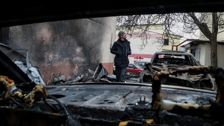 Uma moradora caminha perto de carros danificados no local de um ataque de drone russo, em meio ao ataque da R&uacute;ssia &agrave; Ucr&acirc;nia, em Odessa, Ucr&acirc;nia, em 17 de fevereiro de 2026. REUTERS/Nina Liashonok