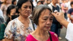 Filippində Katoliklər Böyük Oruc mövsümünün başlanğıcı olan Kül Çərşənbəsini qeyd edirlər 