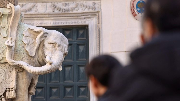 Berninis Elefanten-Statue in Rom hat Schäden erlitten.