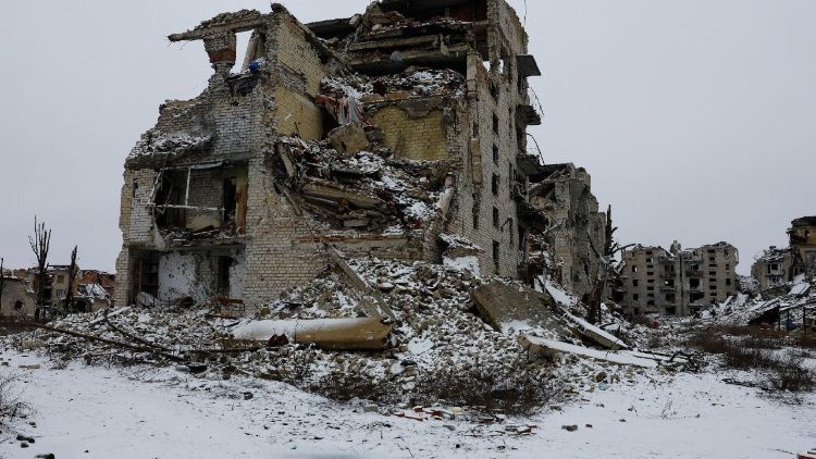 Ru&iacute;nas de pr&eacute;dios na cidade abandonada de Marinka (Maryinka), destru&iacute;do durante o conflito entre R&uacute;ssia e Ucr&acirc;nia na regi&atilde;o de Donetsk, &aacute;rea controlada pela R&uacute;ssia na Ucr&acirc;nia, 18 de fevereiro de 2026. REUTERS/Alexander Ermochenko