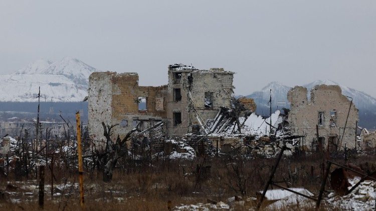 Ru&iacute;nas de um pr&eacute;diona cidade abandonada de Marinka (Maryinka), destru&iacute;do durante o conflito entre R&uacute;ssia e Ucr&acirc;nia na regi&atilde;o de Donetsk, &aacute;rea controlada pela R&uacute;ssia na Ucr&acirc;nia, 18 de fevereiro de 2026. REUTERS/Alexander Ermochenko
