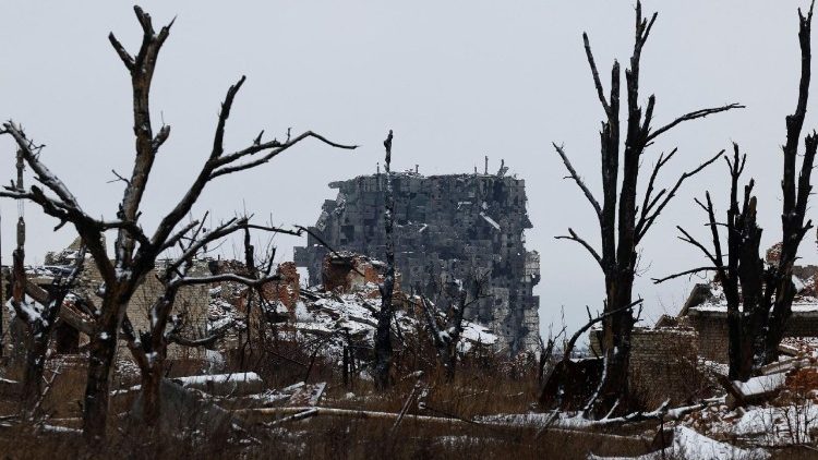 Ru&iacute;nas de um pr&eacute;dio na cidade abandonada de Marinka (Maryinka), destru&iacute;da durante o conflito entre R&uacute;ssia e Ucr&acirc;nia na regi&atilde;o de Donetsk, &aacute;rea controlada pela R&uacute;ssia na Ucr&acirc;nia, 18 de fevereiro de 2026. REUTERS/Alexander Ermochenko