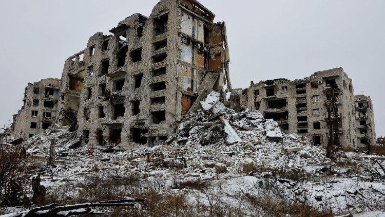 Ru&iacute;nas de pr&eacute;dios residenciais na cidade abandonada de Marinka (Maryinka), destru&iacute;da durante o conflito entre R&uacute;ssia e Ucr&acirc;nia na regi&atilde;o de Donetsk, &aacute;rea controlada pela R&uacute;ssia na Ucr&acirc;nia, 18 de fevereiro de 2026. REUTERS/Alexander Ermochenko