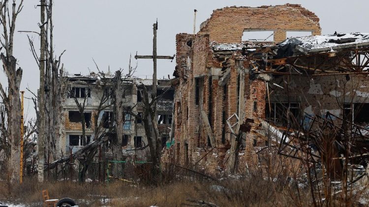Ru&iacute;nas de pr&eacute;dios residenciais na cidade abandonada de Marinka (Maryinka), destru&iacute;da durante o conflito entre R&uacute;ssia e Ucr&acirc;nia na regi&atilde;o de Donetsk, &aacute;rea controlada pela R&uacute;ssia na Ucr&acirc;nia, 18 de fevereiro de 2026. REUTERS/Alexander Ermochenko
